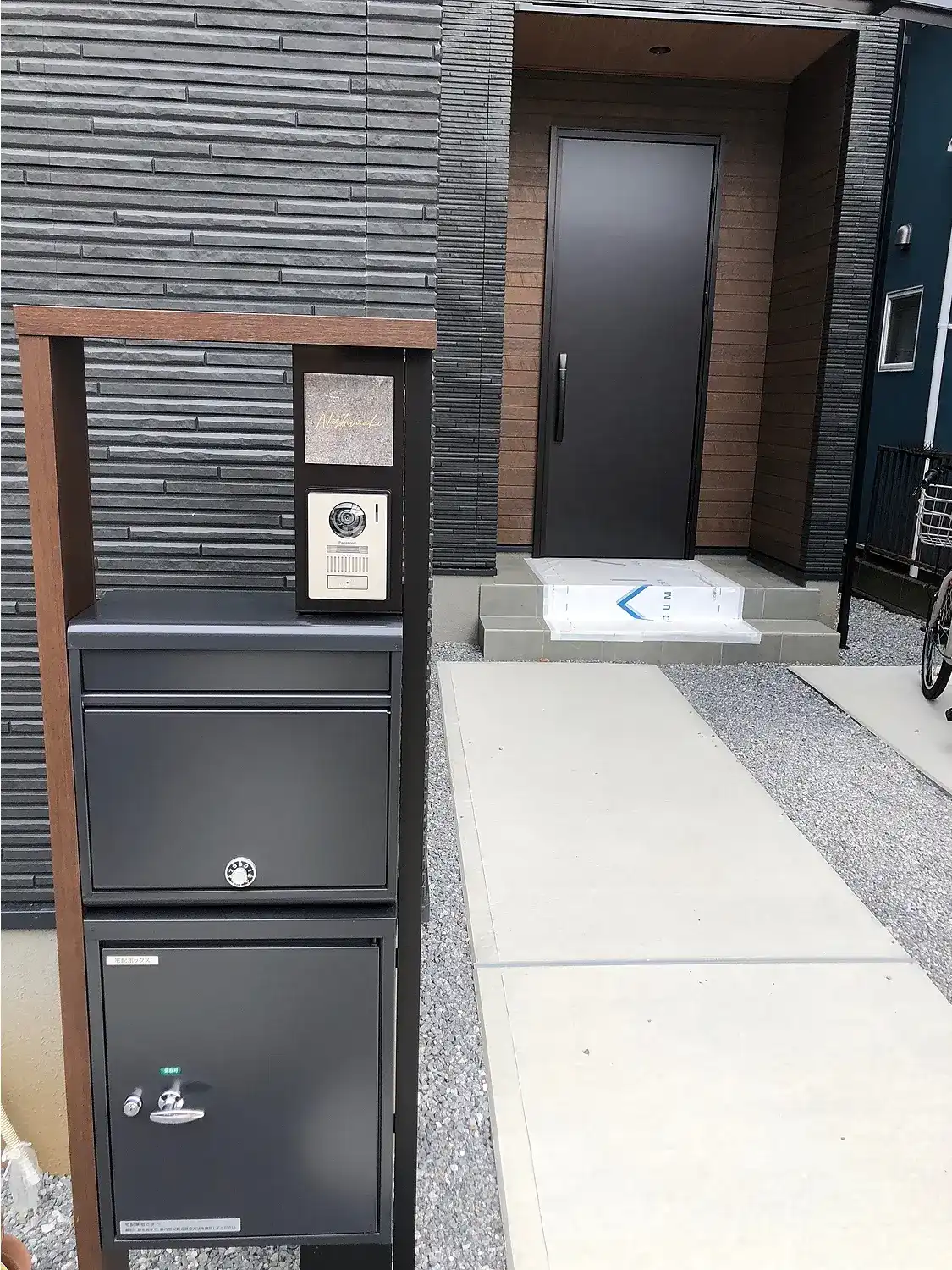 かわいい手のひらサイズで設置スペースの限られた機能門柱などにおすすめタイル表札【HSM-14】