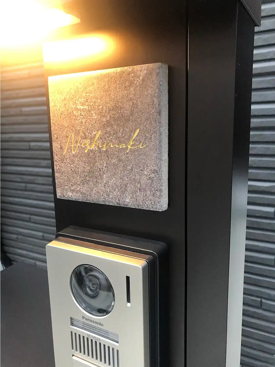 かわいい手のひらサイズで設置スペースの限られた機能門柱などにおすすめタイル表札【HSM-14】