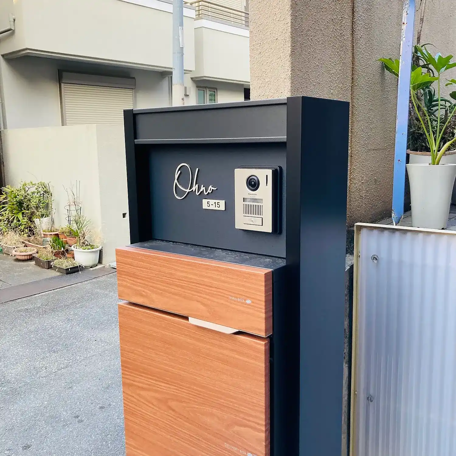 真鍮風のゴールド塗装 華奢でシンプルな手書き風切り文字表札【lcsr-22】