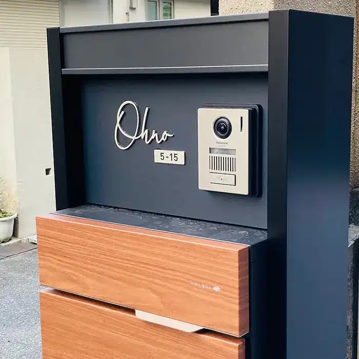 真鍮風のゴールド塗装 華奢でシンプルな手書き風切り文字表札【lcsr-22】