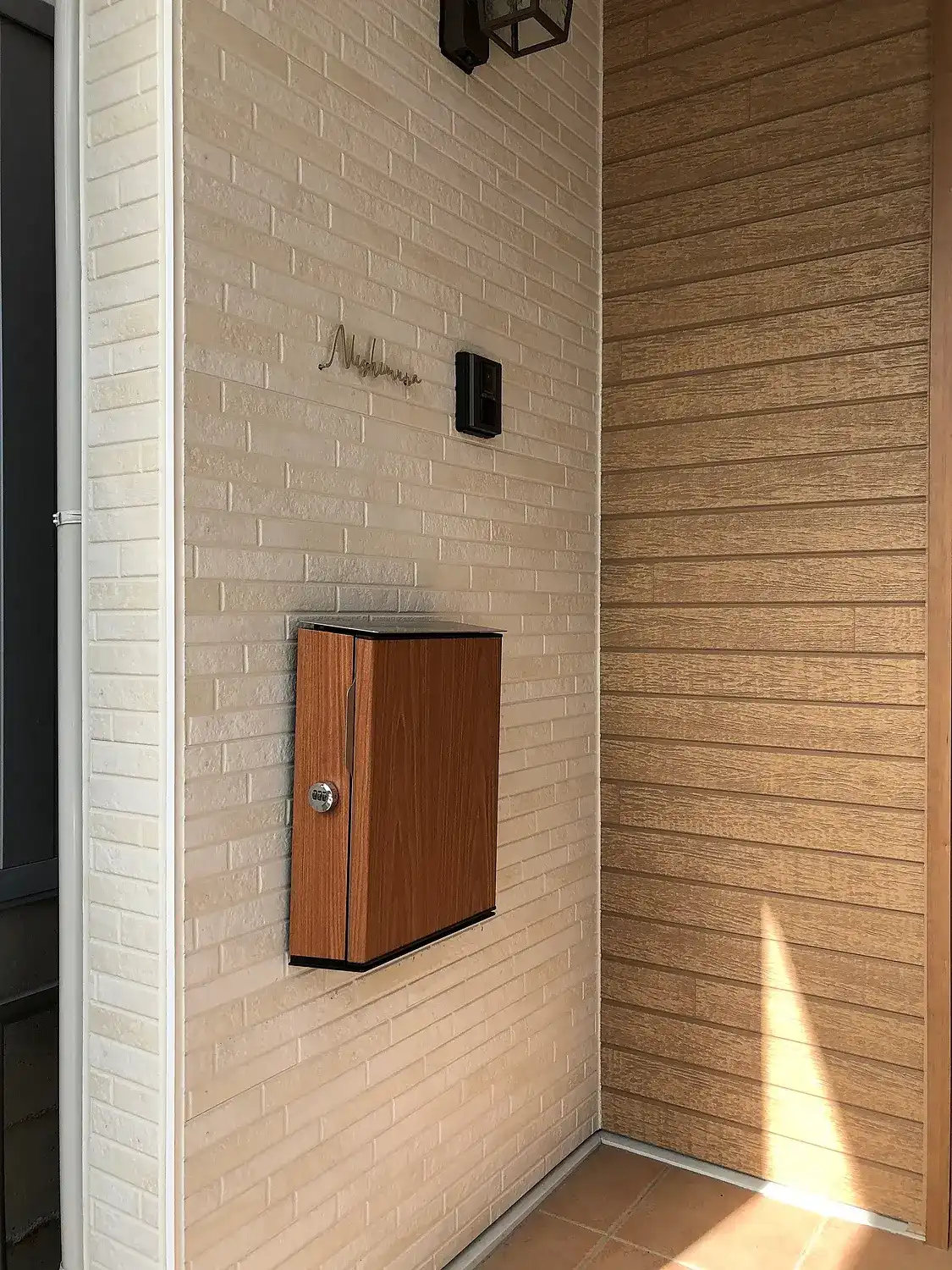 真鍮風のゴールド塗装 華奢でシンプルな手書き風切り文字表札【lcsr-22】