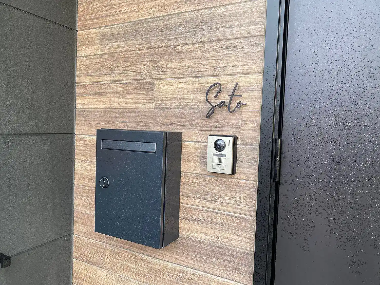 真鍮風のゴールド塗装 華奢でシンプルな手書き風切り文字表札【lcsr-22】