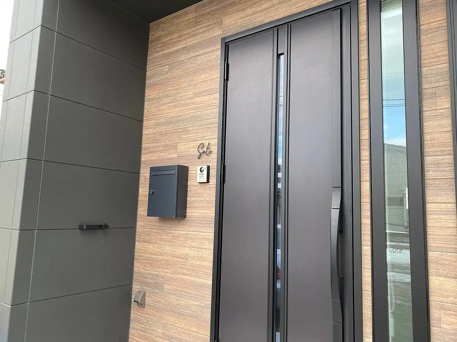 真鍮風のゴールド塗装 華奢でシンプルな手書き風切り文字表札【lcsr-22】