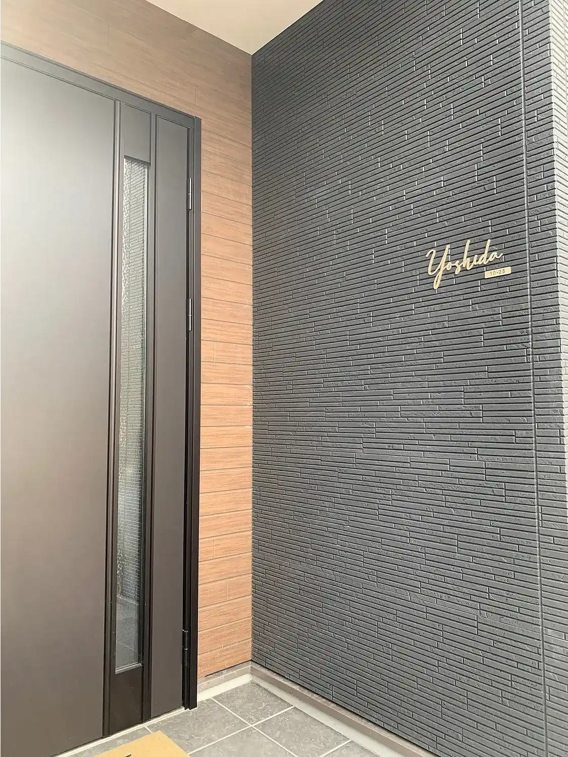 真鍮風のゴールド塗装 華奢でシンプルな手書き風切り文字表札【lcsr-22】