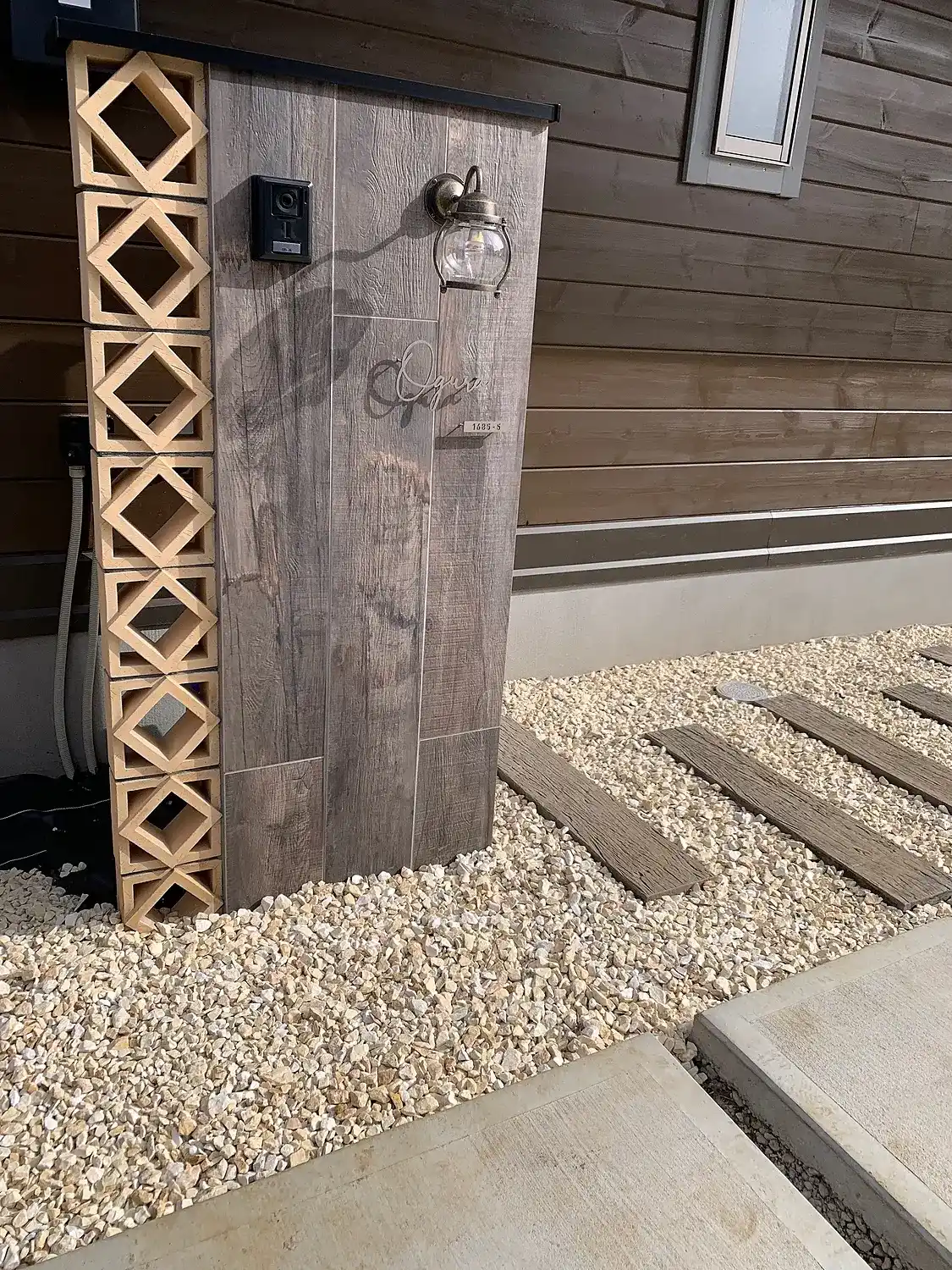 真鍮風のゴールド塗装 華奢でシンプルな手書き風切り文字表札【lcsr-22】