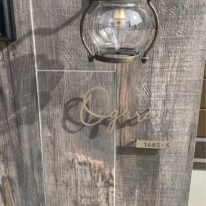 真鍮風のゴールド塗装 華奢でシンプルな手書き風切り文字表札【lcsr-22】