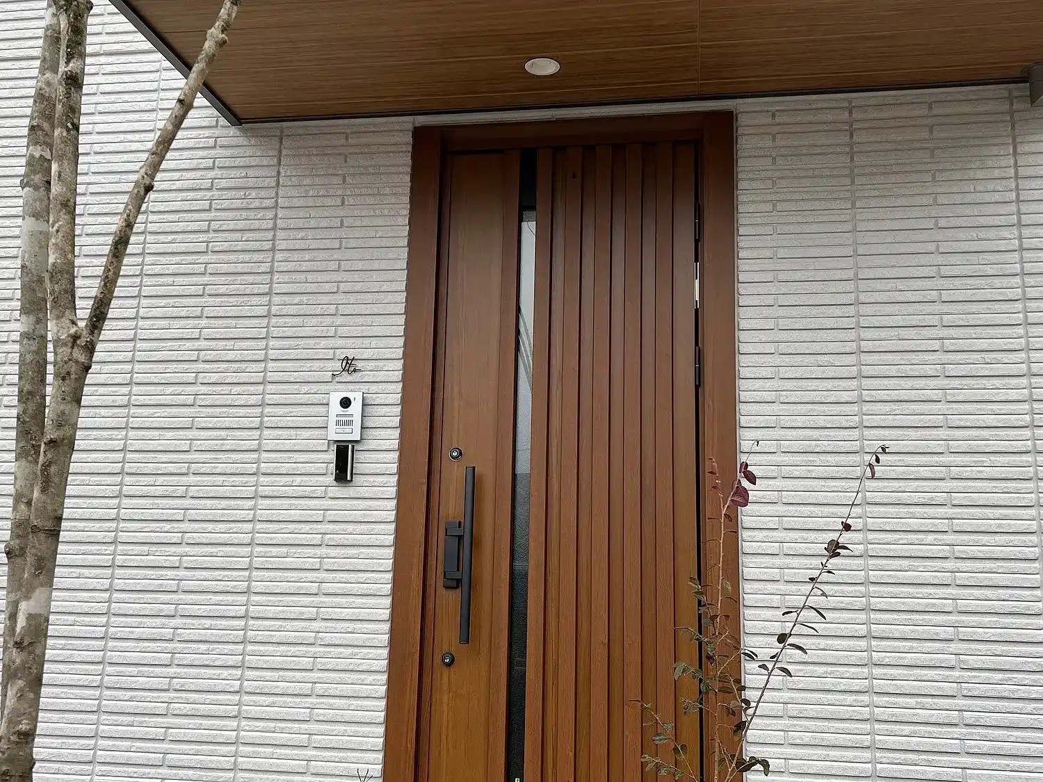 真鍮風のゴールド塗装 華奢でシンプルな手書き風切り文字表札【lcsr-22】