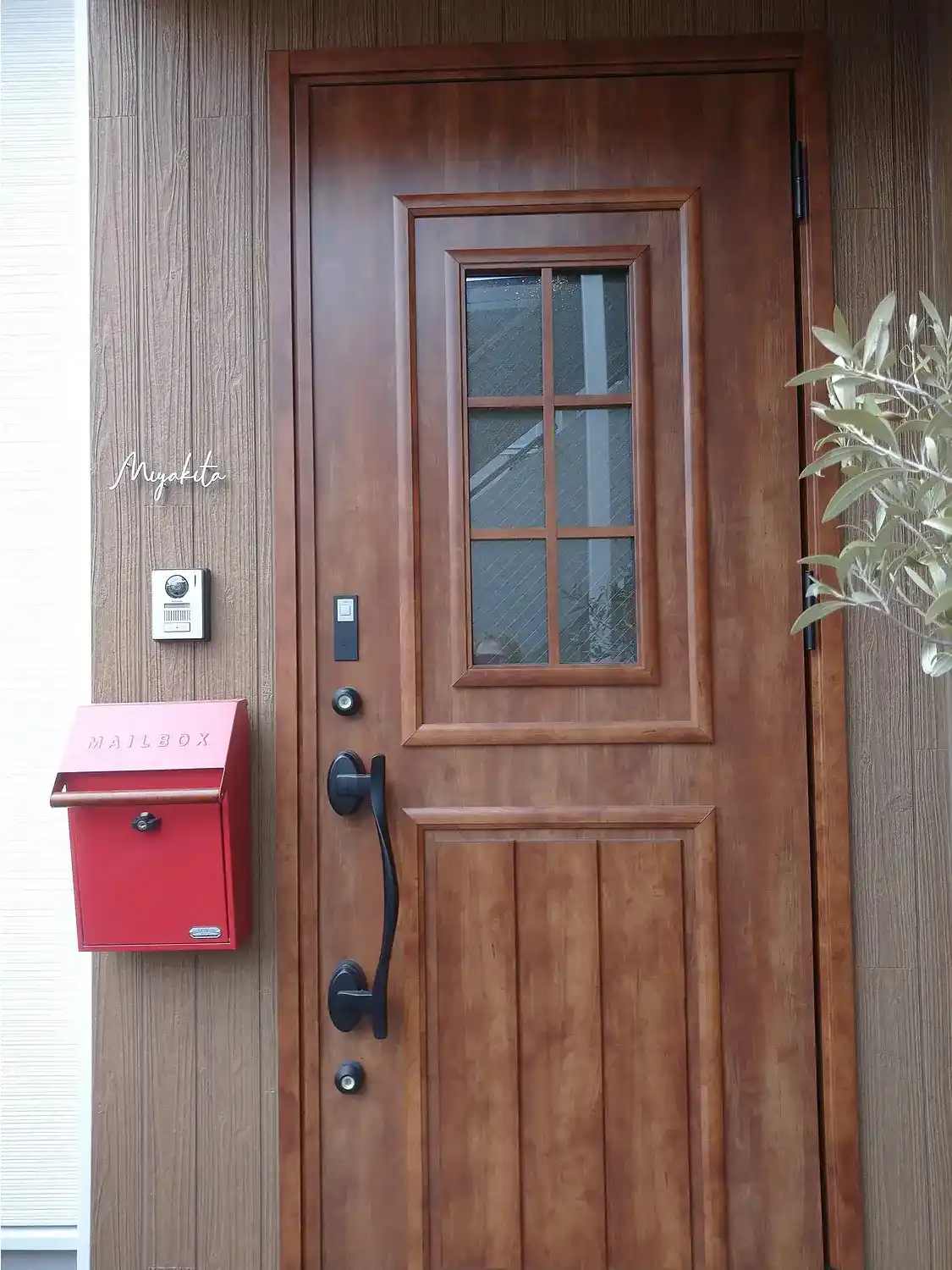 真鍮風のゴールド塗装 華奢でシンプルな手書き風切り文字表札【lcsr-22】