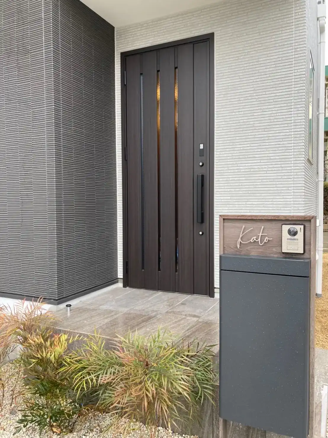 真鍮風のゴールド塗装 華奢でシンプルな手書き風切り文字表札【lcsr-22】