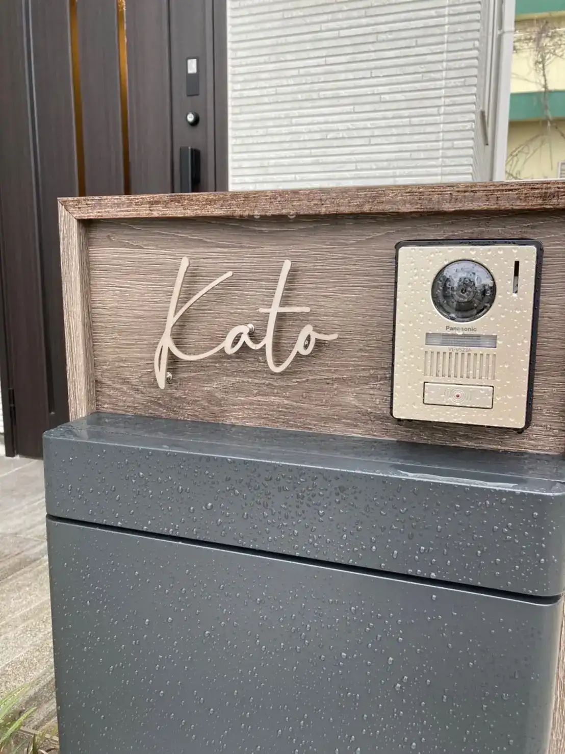 真鍮風のゴールド塗装 華奢でシンプルな手書き風切り文字表札【lcsr-22】