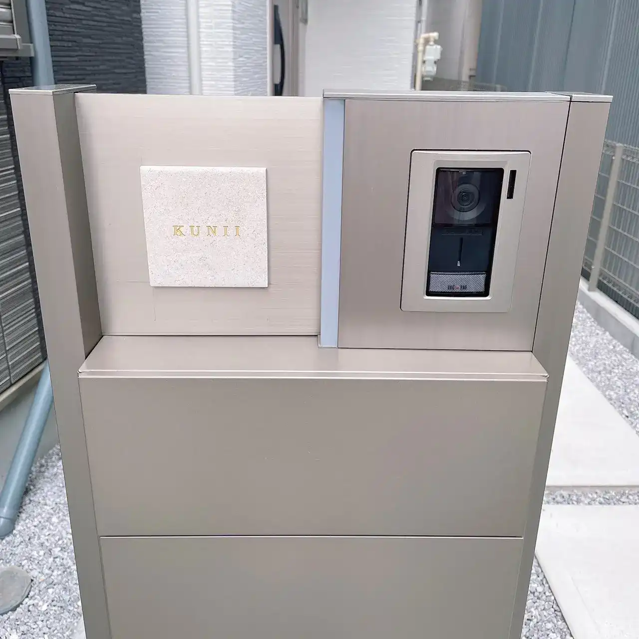 かわいい手のひらサイズで設置スペースの限られた機能門柱などにおすすめタイル表札【HSM-14】