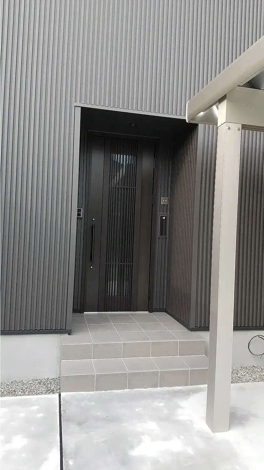 かわいい手のひらサイズで設置スペースの限られた機能門柱などにおすすめタイル表札【HSM-14】