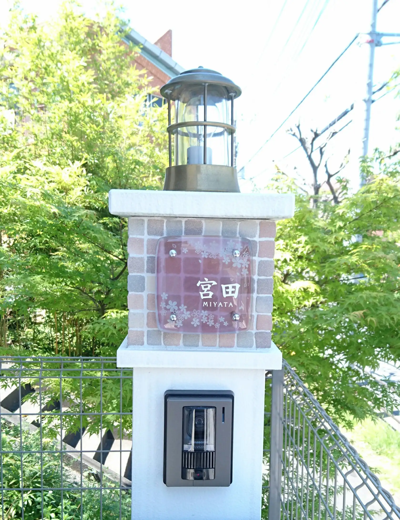 ピンクの桜柄の表札が戸建ての玄関をかわいく演出【hf-65】