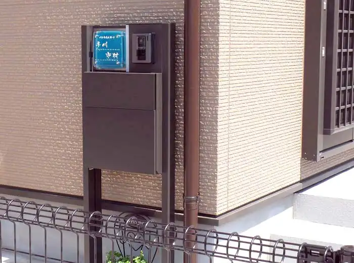 透き通るスカイブルーの色ガラスが太陽の光を浴びてより際立つ2世帯用ガラス表札【hf-07-2】