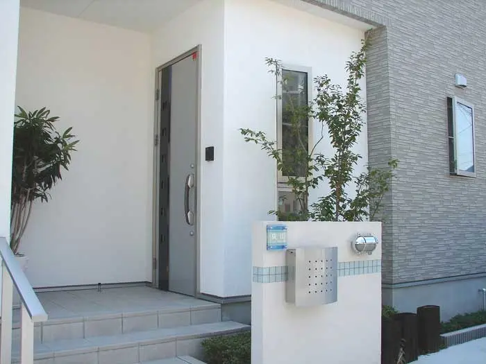 陽の光を浴びるとさらに明るい青に変化するブルーボーダーガラス表札【hf-26】