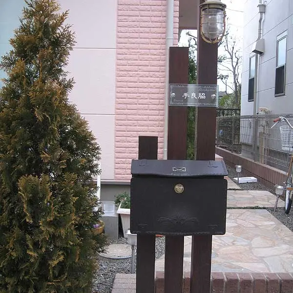 フロスト加工にワンポイント草花の枠をあしらったおしゃれなフラットガラス表札【hgm-04】