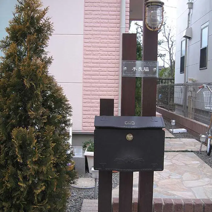 フロスト加工にワンポイント草花の枠をあしらったおしゃれなフラットガラス表札【hgm-04】