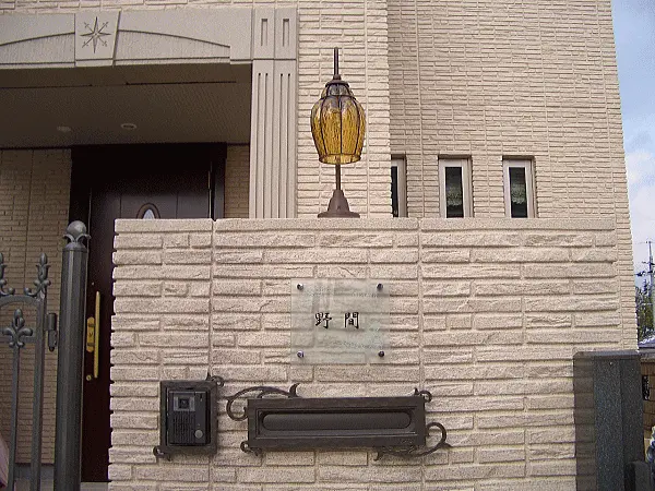 フロスト加工に美しいデザインが魅了するフラットガラス表札【hg-14】