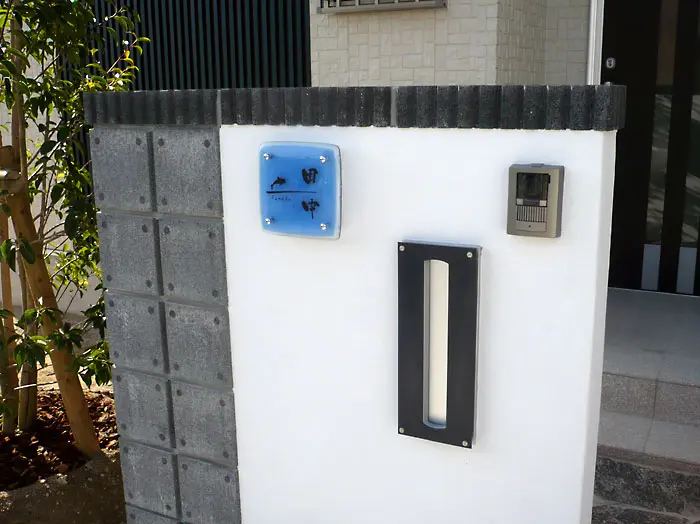 ライトアップで個性をアピール 爽やかブルーLEDガラス表札 【LED-08】