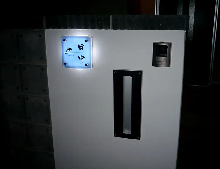 ライトアップで個性をアピール 爽やかブルーLEDガラス表札 【LED-08】