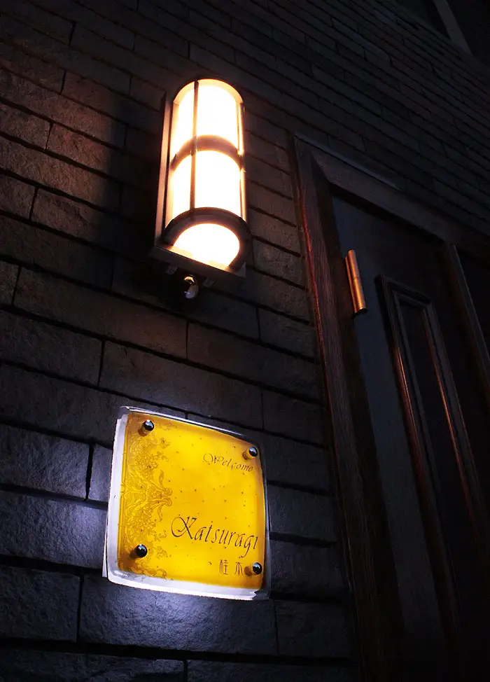 繊細な彫刻に彩られた琥珀色の優美なLEDガラス表札 【LED-07】