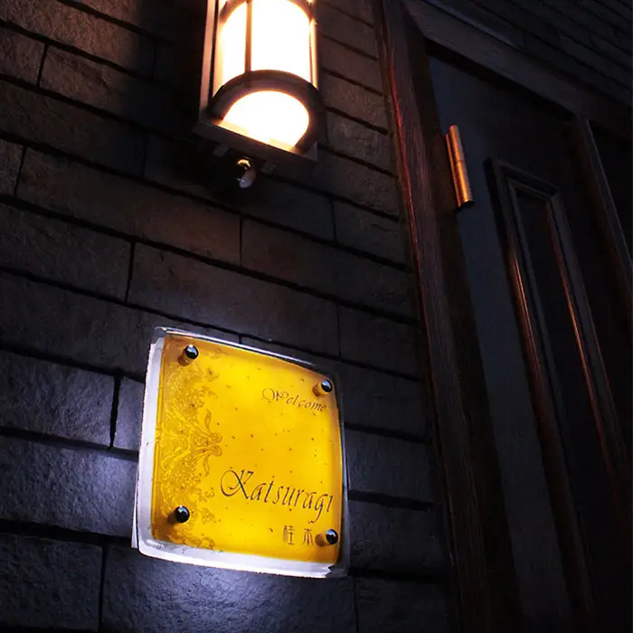 繊細な彫刻に彩られた琥珀色の優美なLEDガラス表札 【LED-07】