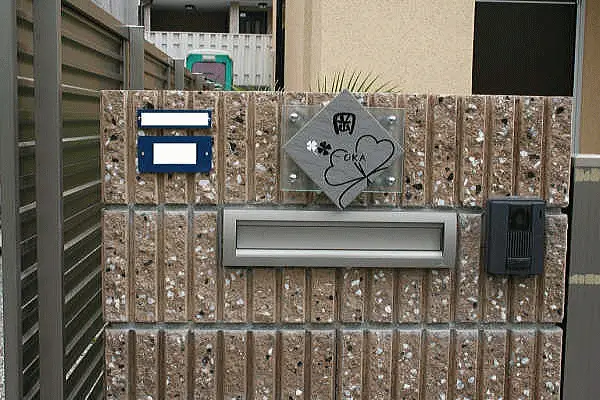 グレーの素材にシンプルなデザインがマッチングするセラミックタイル表札(ベースガラス付)【hs-11】