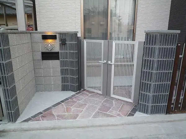 グレーの素材にシンプルなデザインがマッチングするセラミックタイル表札(ベースガラス付)【hs-11】