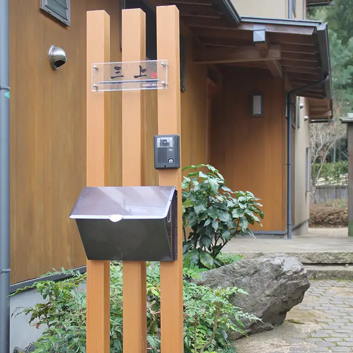 グレーの素材にシンプルなデザインがマッチングするセラミックタイル表札(ベースガラス付)【hs-11】