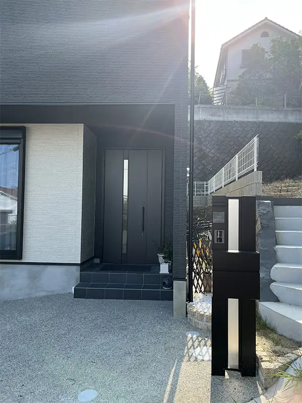 かわいい手のひらサイズで設置スペースの限られた機能門柱などにおすすめタイル表札【HSM-14】