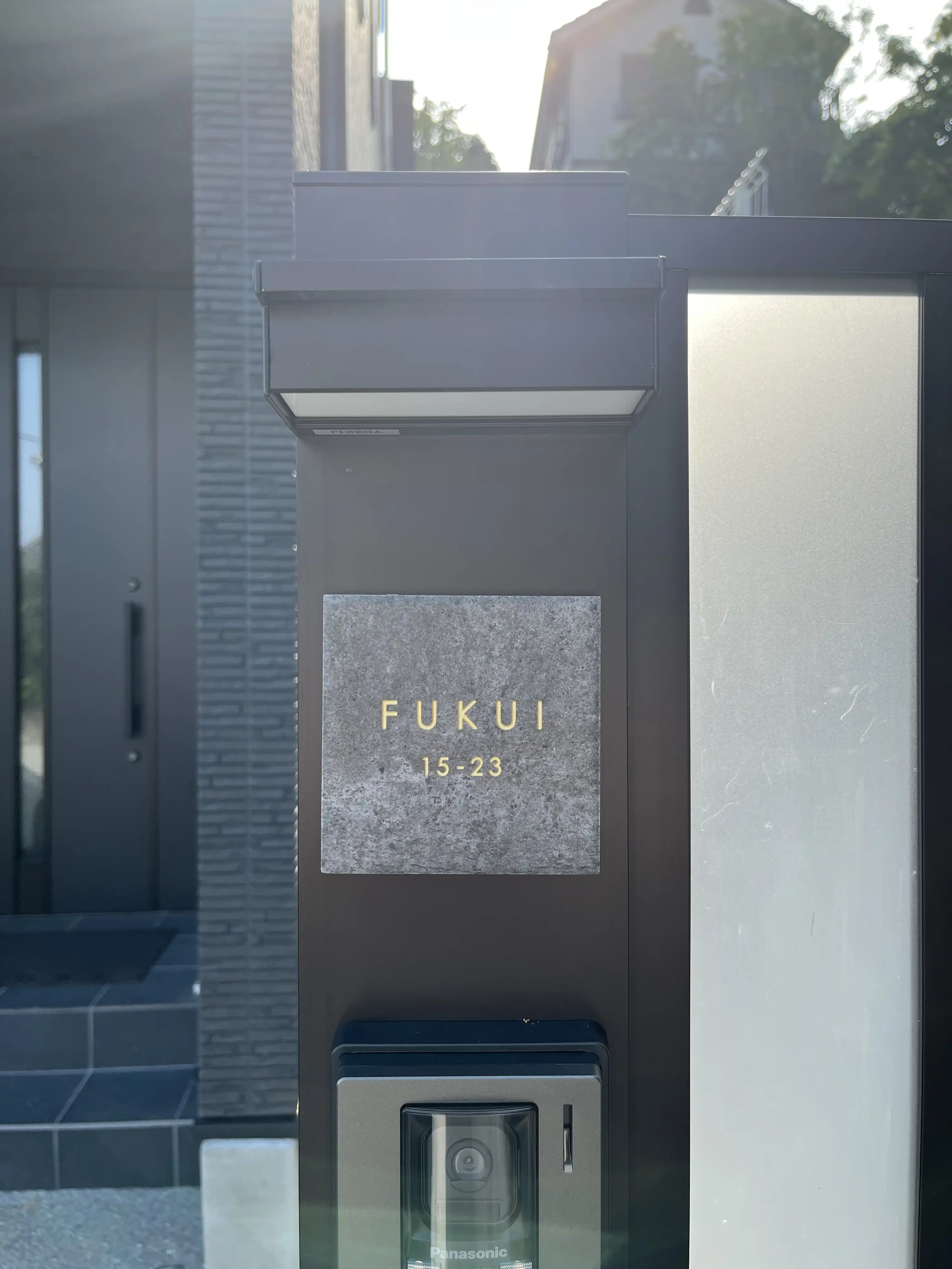 かわいい手のひらサイズで設置スペースの限られた機能門柱などにおすすめタイル表札【HSM-14】