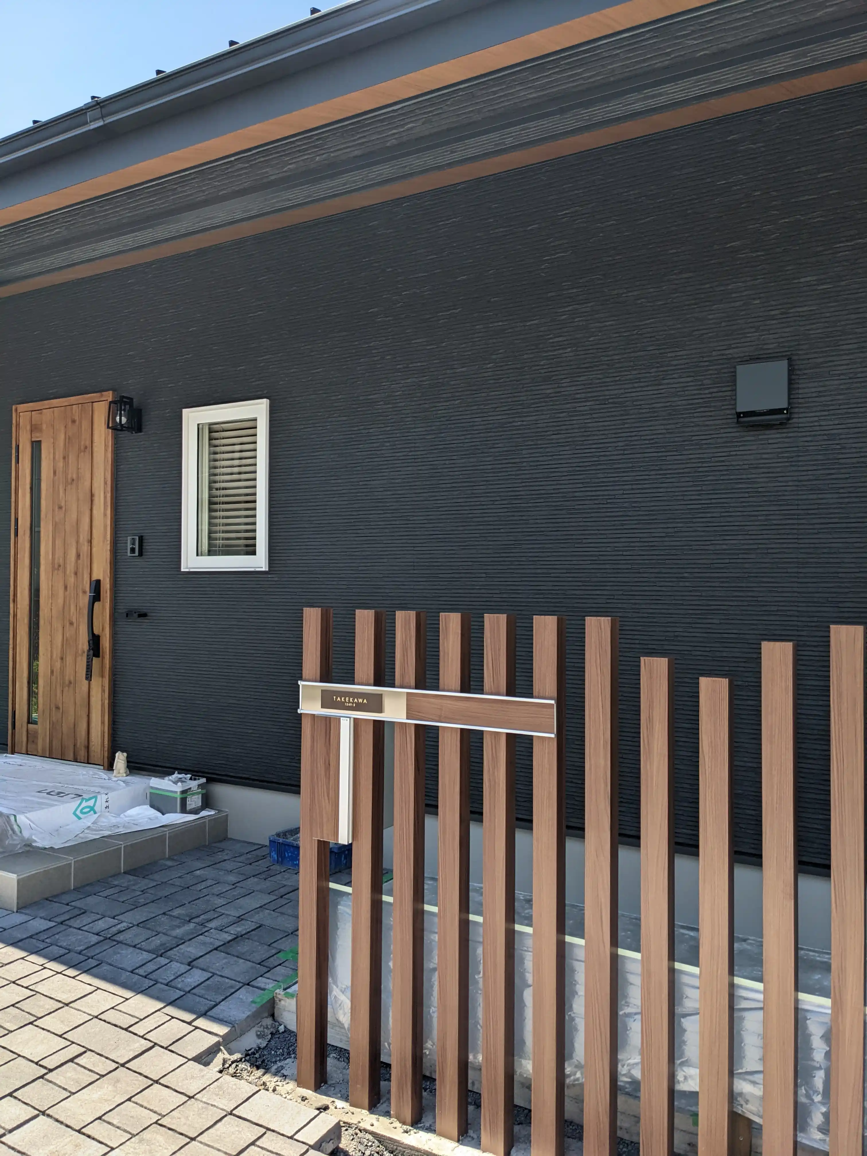 シックなカラーが大人な雰囲気をつくるおしゃれなタイル表札【hsm-12】