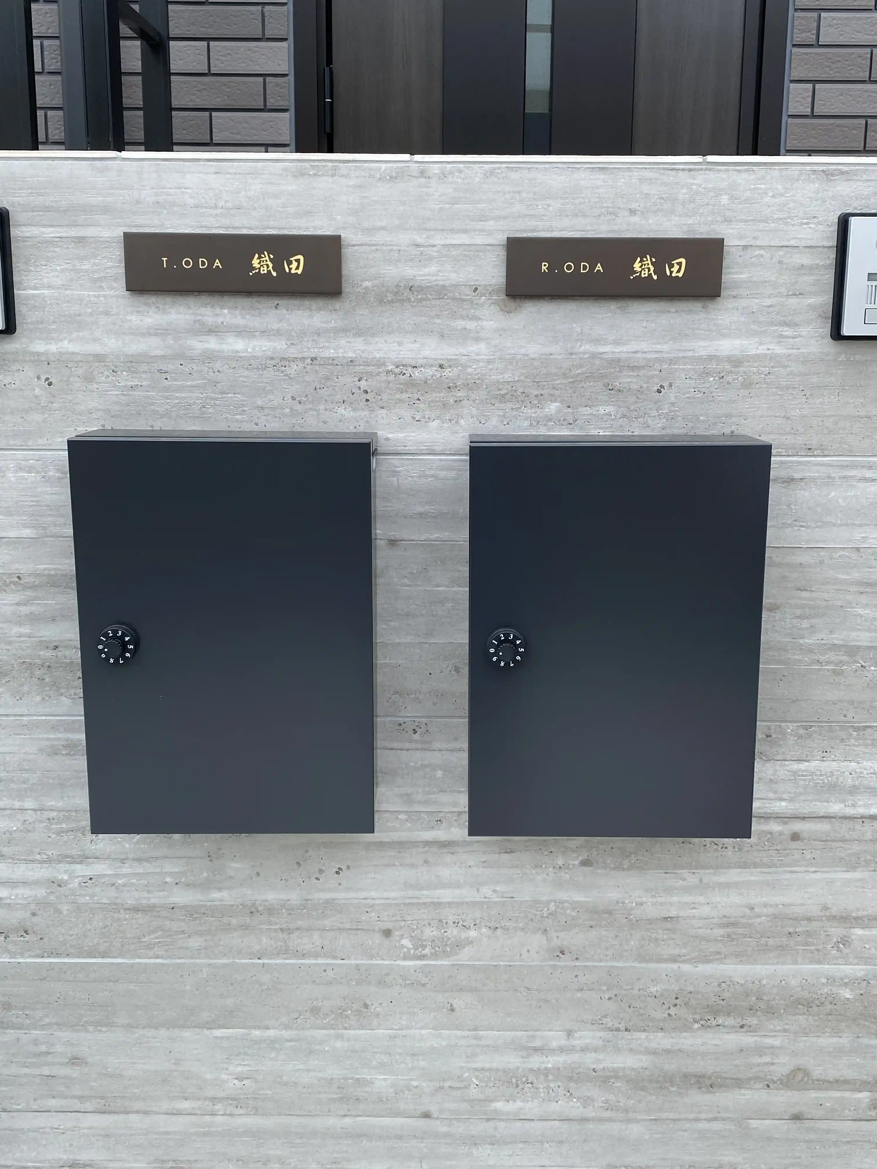 シックなカラーが大人な雰囲気をつくるおしゃれなタイル表札【hsm-12】