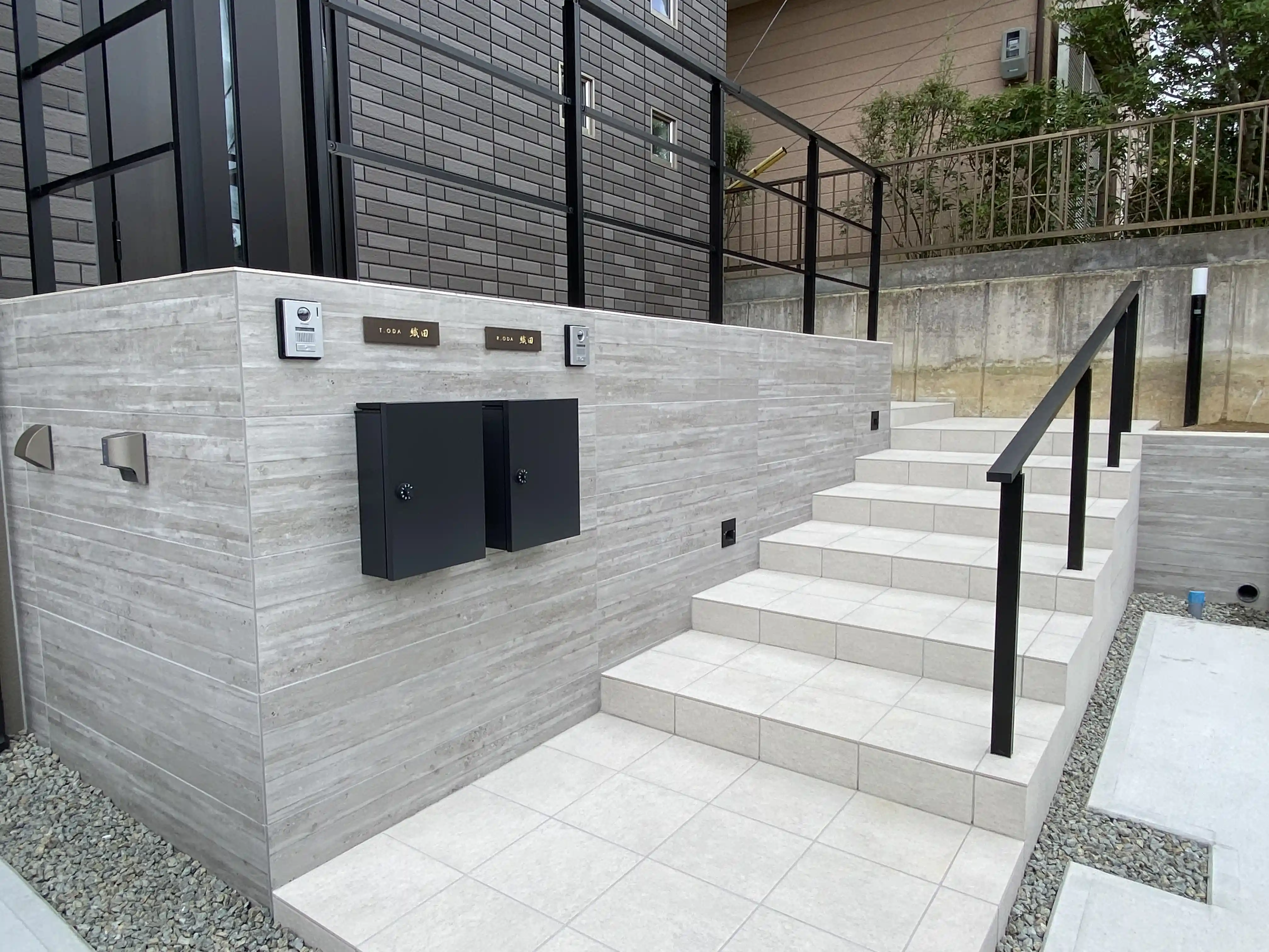 シックなカラーが大人な雰囲気をつくるおしゃれなタイル表札【hsm-12】