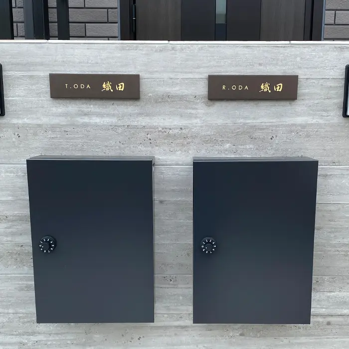 シックなカラーが大人な雰囲気をつくるおしゃれなタイル表札【hsm-12】