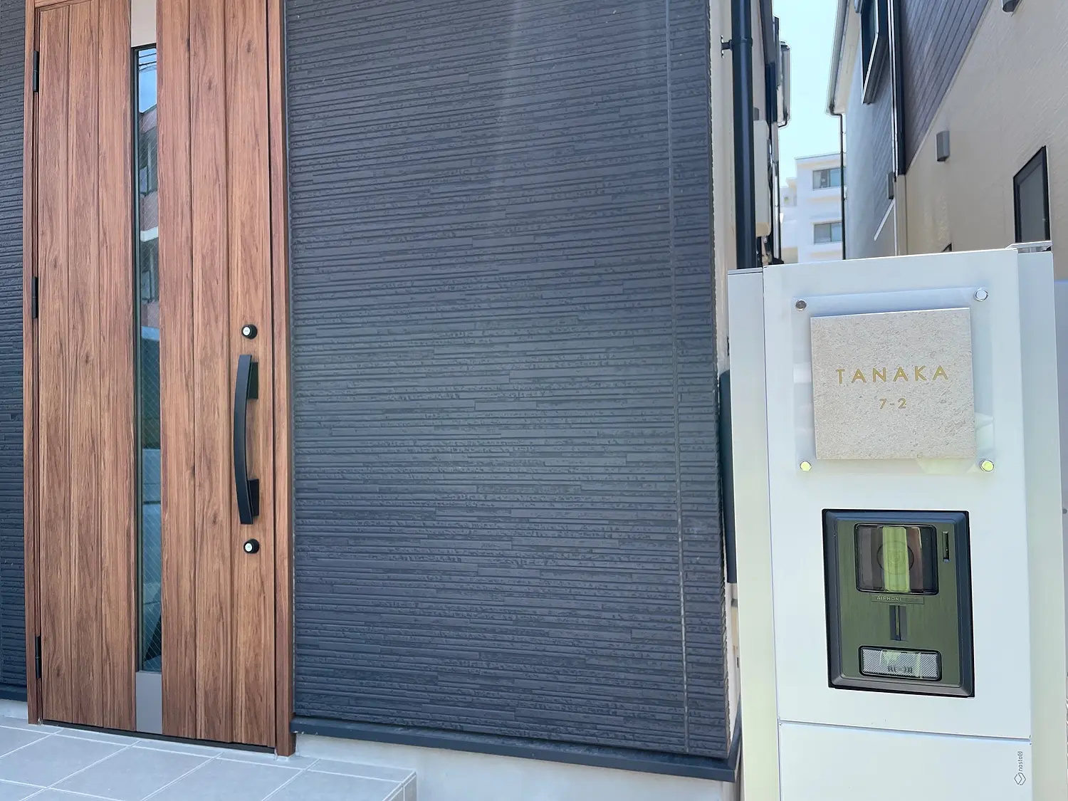 かわいい手のひらサイズで設置スペースの限られた機能門柱などにおすすめタイル表札【HSM-14】