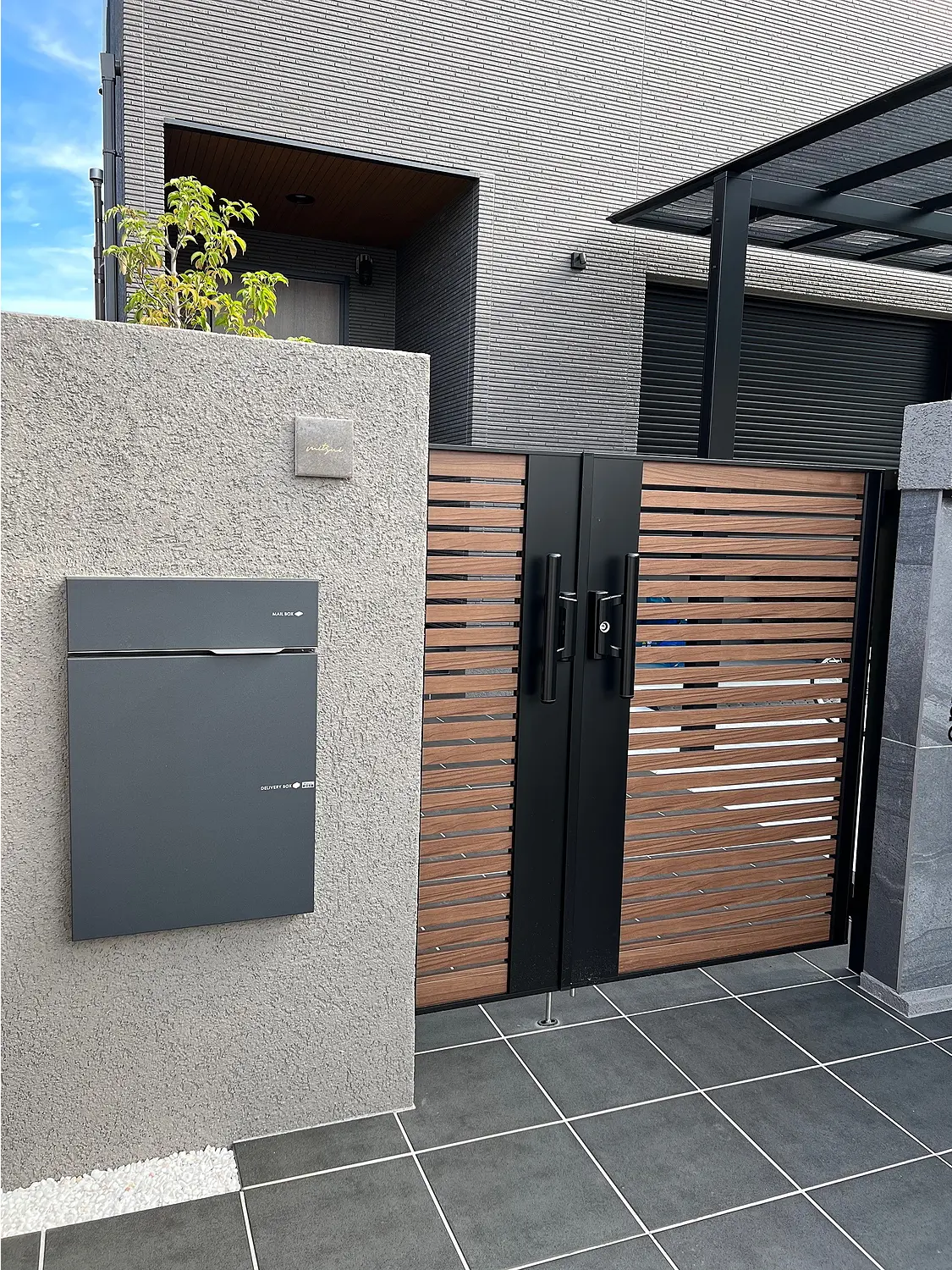 かわいい手のひらサイズで設置スペースの限られた機能門柱などにおすすめタイル表札【HSM-14】