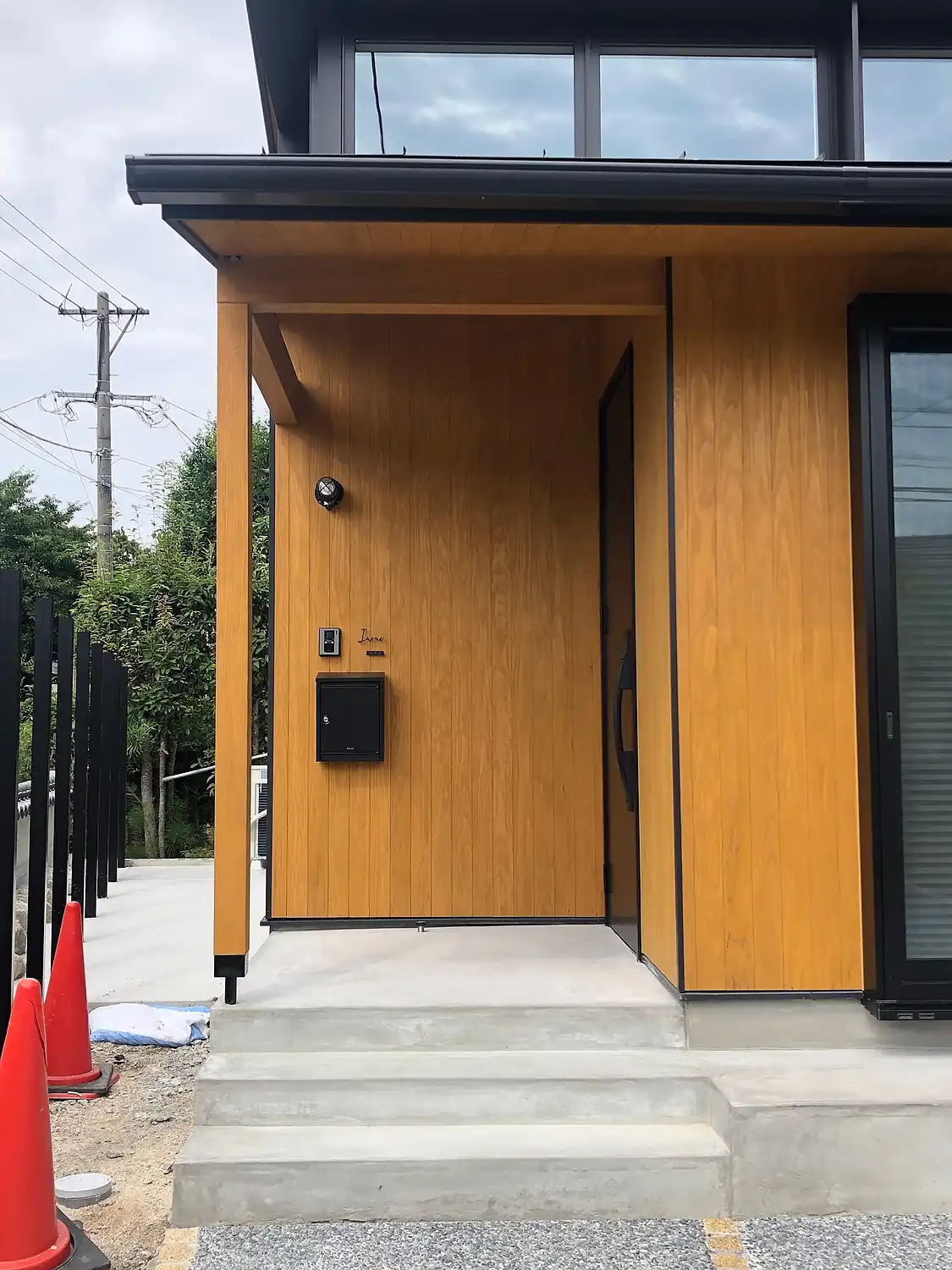 真鍮風のゴールド塗装 華奢でシンプルな手書き風切り文字表札【lcsr-22】