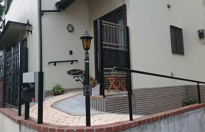 真鍮風のゴールド塗装 華奢でシンプルな手書き風切り文字表札【lcsr-22】