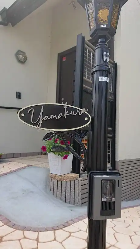 真鍮風のゴールド塗装 華奢でシンプルな手書き風切り文字表札【lcsr-22】