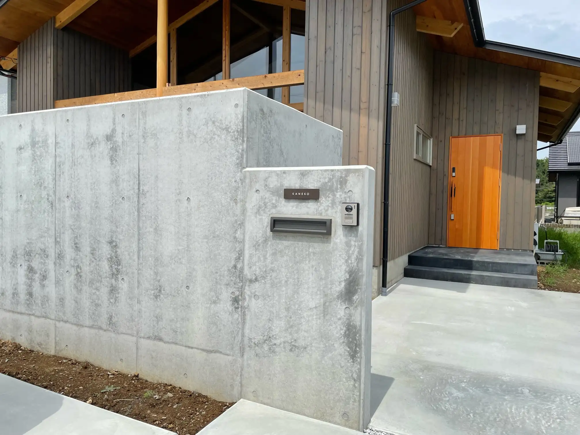 シックなカラーが大人な雰囲気をつくるおしゃれなタイル表札【hsm-12】