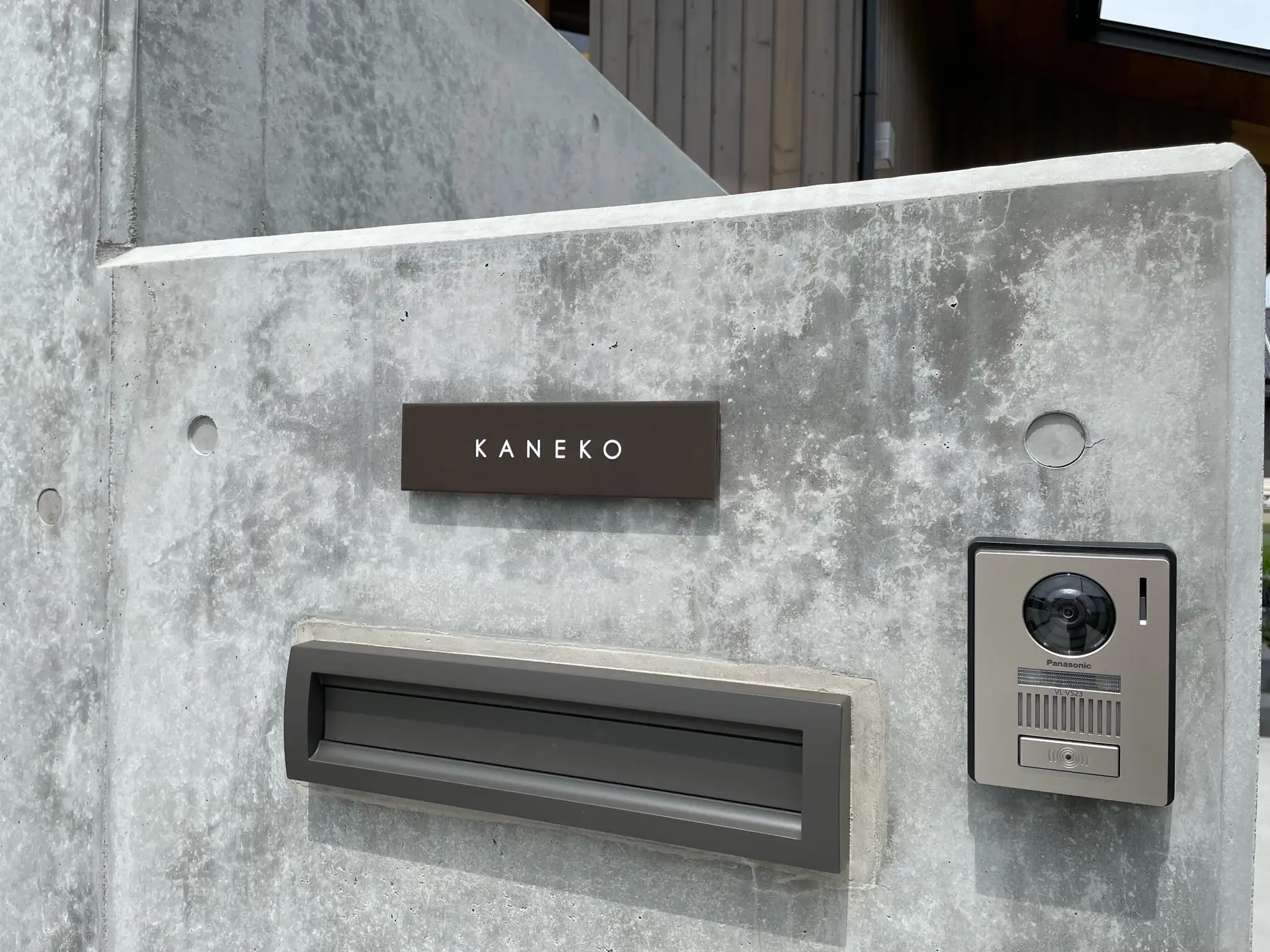 シックなカラーが大人な雰囲気をつくるおしゃれなタイル表札【hsm-12】