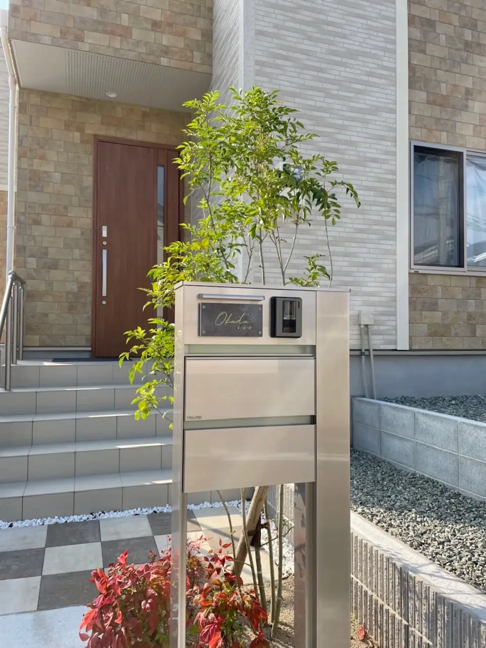 かわいい手のひらサイズで設置スペースの限られた機能門柱などにおすすめタイル表札【HSM-14】