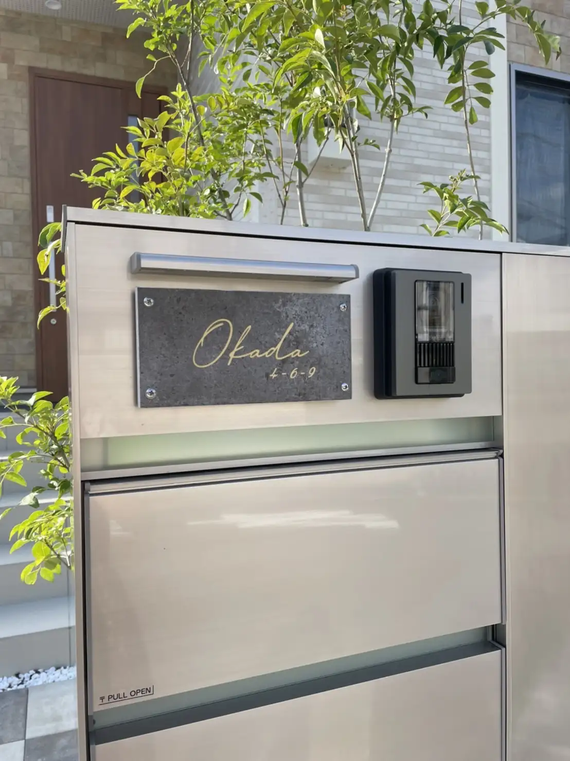 かわいい手のひらサイズで設置スペースの限られた機能門柱などにおすすめタイル表札【HSM-14】