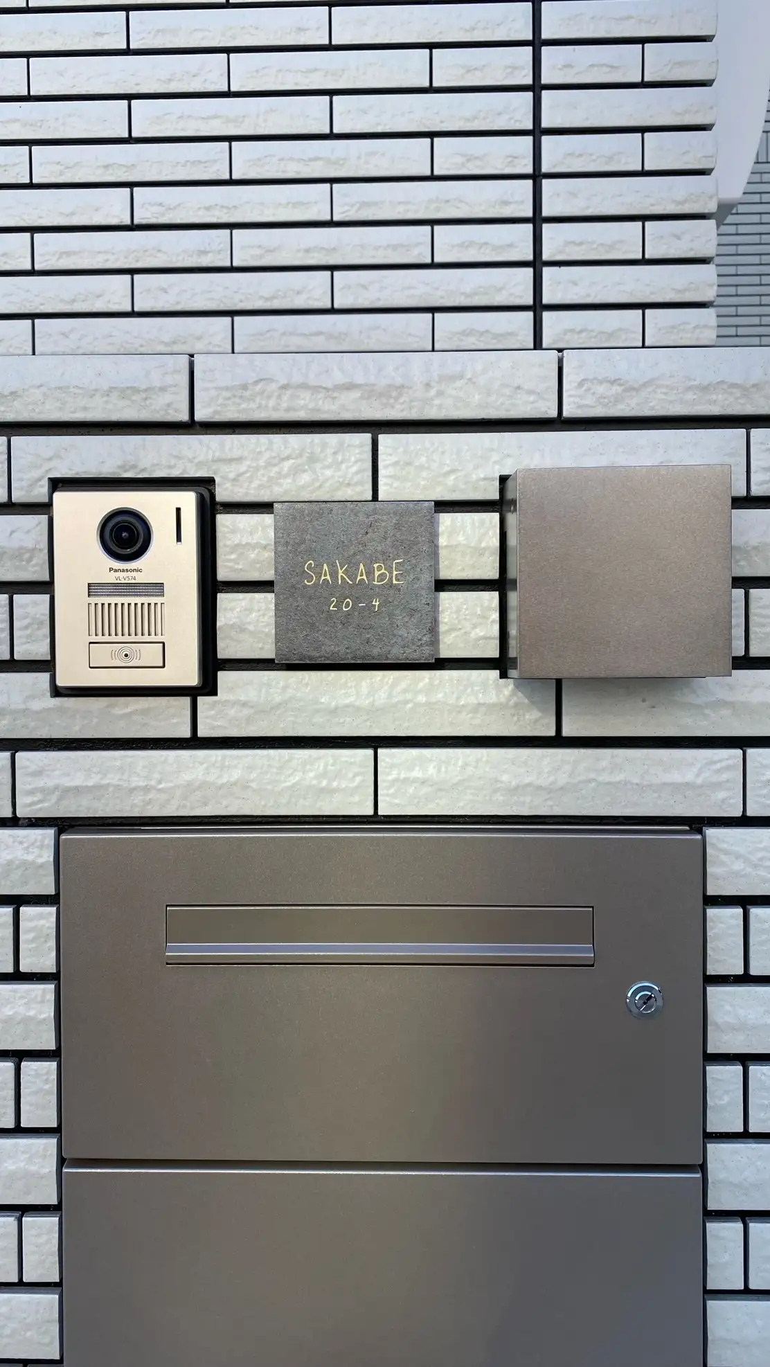 かわいい手のひらサイズで設置スペースの限られた機能門柱などにおすすめタイル表札【HSM-14】