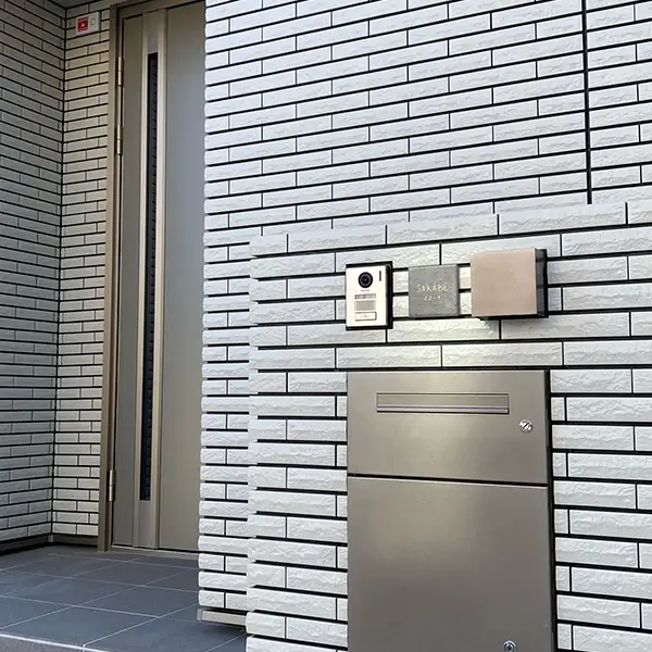 かわいい手のひらサイズで設置スペースの限られた機能門柱などにおすすめタイル表札【HSM-14】