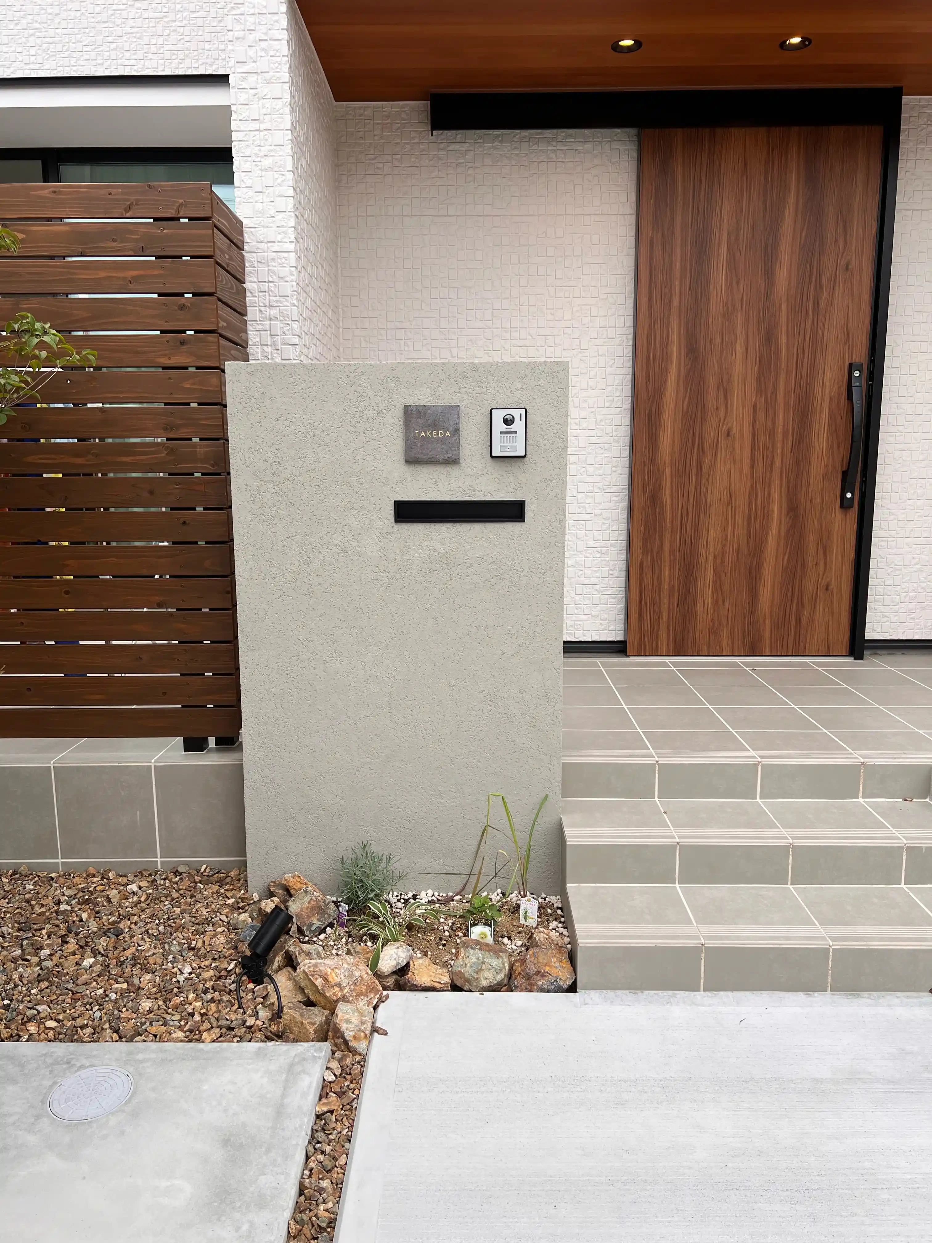 かわいい手のひらサイズで設置スペースの限られた機能門柱などにおすすめタイル表札【HSM-14】