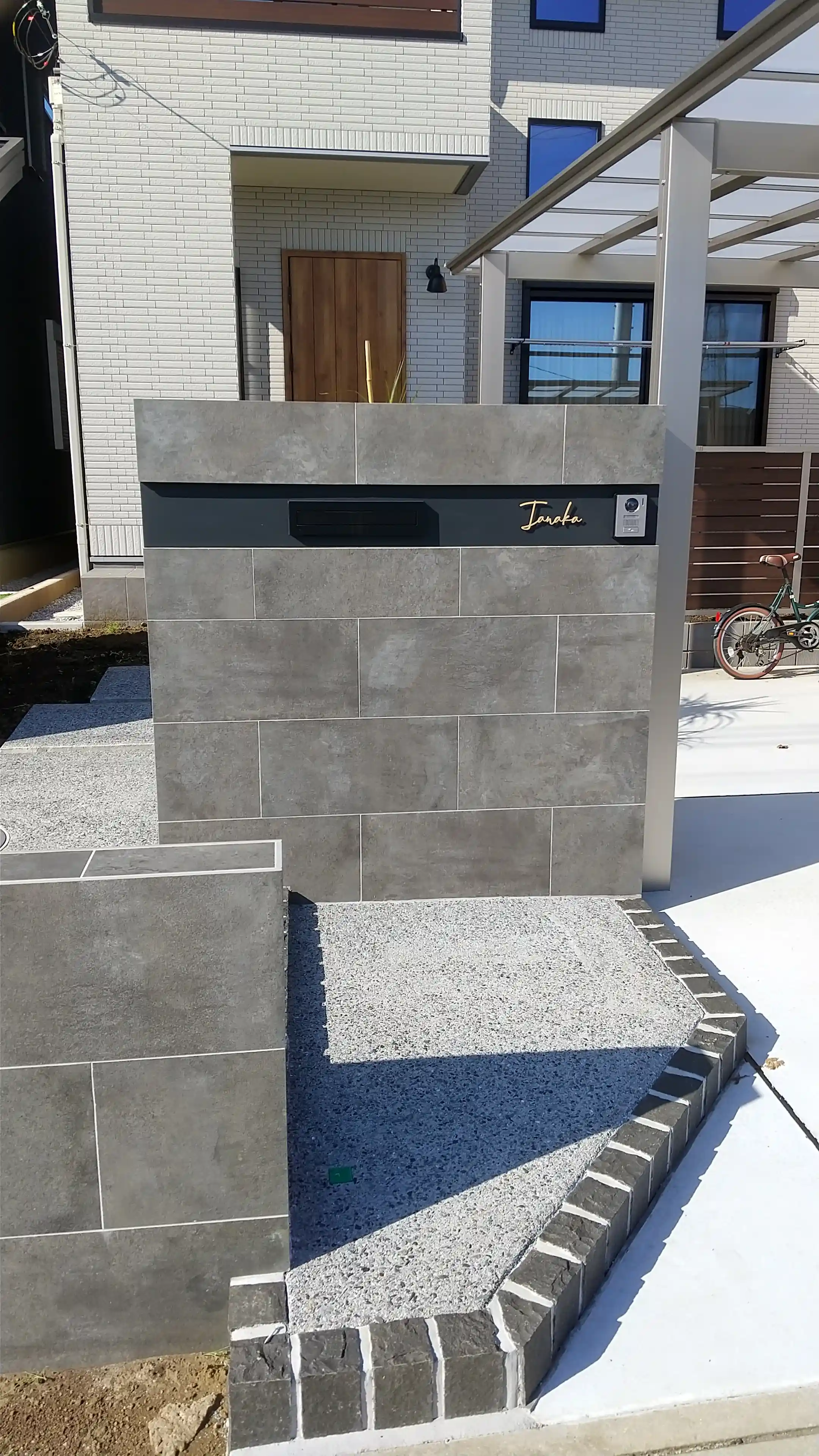 真鍮風のゴールド塗装 華奢でシンプルな手書き風切り文字表札【lcsr-22】