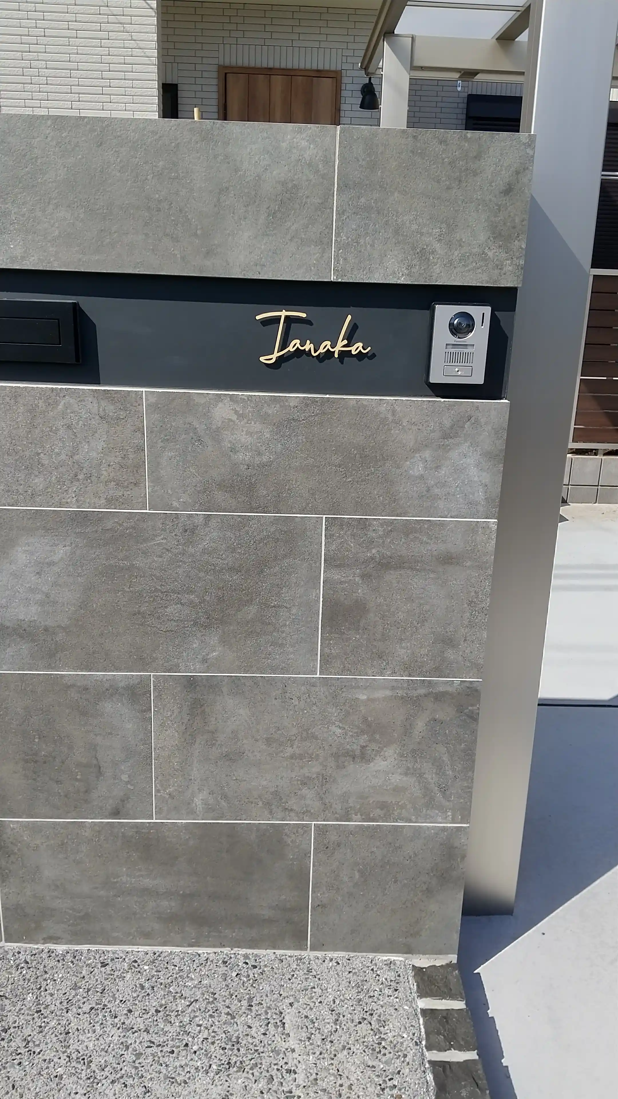 真鍮風のゴールド塗装 華奢でシンプルな手書き風切り文字表札【lcsr-22】