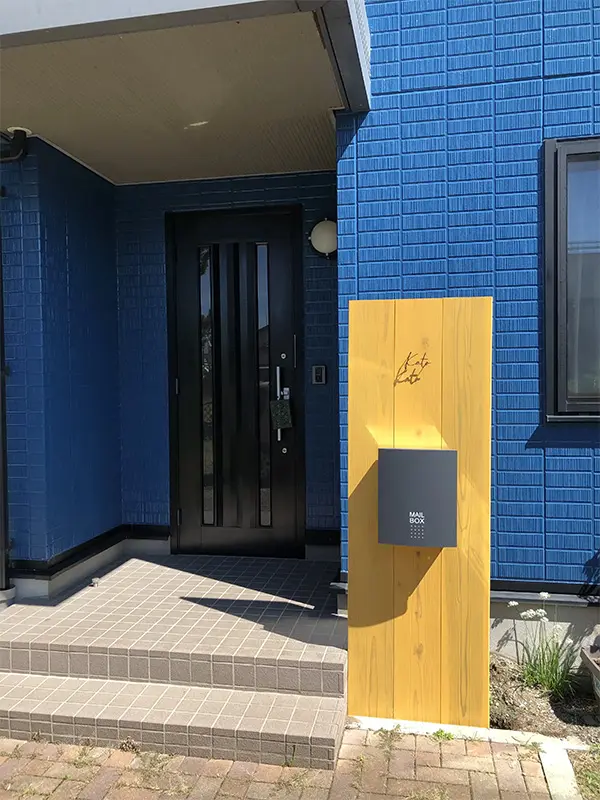 真鍮風のゴールド塗装 華奢でシンプルな手書き風切り文字表札【lcsr-22】